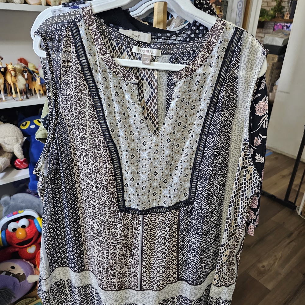 Roz & Ali Black and White Geometric Short Sleeve Top